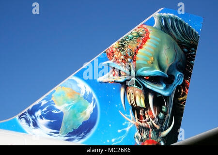 Forza ed un Boeing 757 di Iron Maiden pilotato da Bruce Dickinson sul loro il Final Frontier World Tour 2011. G-STRX era dipinto all aeroporto di Southend Foto Stock