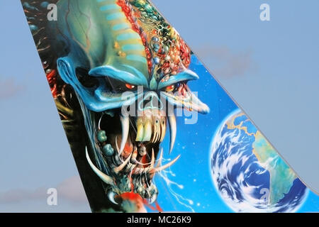 Forza ed un Boeing 757 di Iron Maiden pilotato da Bruce Dickinson sul loro il Final Frontier World Tour 2011. G-STRX era dipinto all aeroporto di Southend Foto Stock