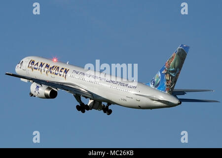 Forza ed un Boeing 757 di Iron Maiden pilotato da Bruce Dickinson sul loro il Final Frontier World Tour 2011. G-STRX era dipinto all aeroporto di Southend Foto Stock