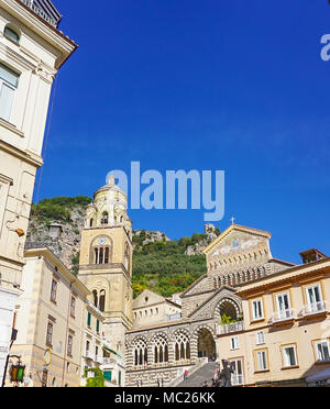 La Cattedrale di Amalfi dedicata a Sant'Andrea Apostolo nella Piazza del Duomo di Amalfi Italia al largo delle coste del Golfo di Salerno sul Mar Tirreno Foto Stock