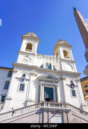 L'esterno della chiesa della Santissima Trinità dei Monti di Roma, Italia al di sopra della piazza di Spagna che conducono a Piazza di Spagna. Foto Stock