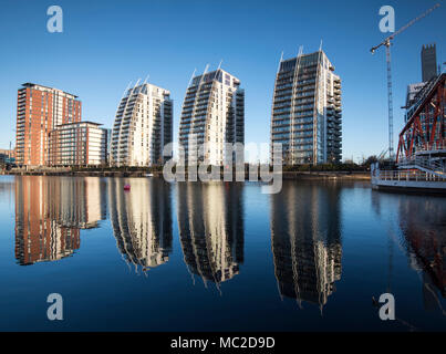 La mattina presto riflessioni all'NV edifici di appartamenti in Salford Quays, Greater Manchester Inghilterra England Regno Unito Foto Stock