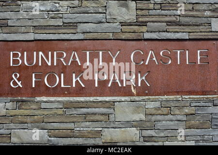 Il Castello di Bunratty e il folk park registrati dalla superficie di acciaio arrugginito sul foglio di ardesia grigia parete. Foto Stock