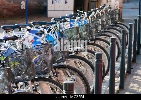 Noleggio biciclette stazione nel centro di Wroclaw, Polonia, Aprile 2018 Urban bici su strada. Foto Stock