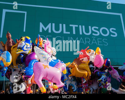 Guimaraes, Portogallo. Palloncini con la forma di personaggi dei cartoni animati in vendita al concerto della banda per i bambini nel Multiusos Arena di Guimaraes Foto Stock