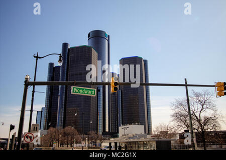 Le torri del Centro Rinascimentale per le strade del centro cittadino di Detroit Michigan. Il centro del Rinascimento è casa di General Motors sedi nel mondo Foto Stock