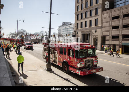 Detroit Fire Department carrello parcheggiato nelle strade della città di downtown Detroit Michigan mentre si risponde a una chiamata. Detroit Michigan è la più grande città. Foto Stock