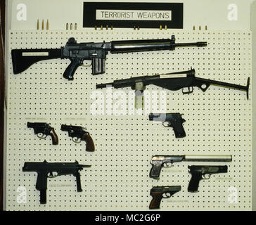 Scotland Yard Museo nero Lambeth-POLICE FORENSIC SCIENCE SERVICES LABORATORY, Lambeth, Londra 1986 armi terroristiche.Top L-R: Armalite AR 180: 5,56mm, Charter i bracci 38 speciale, Colt Cobra 38 speciale, Star PD 45 ACP, WZ 63 9x18mm Makarov, CZ 70 7.65, Browning 9mm, Mauser 7.65, le fotografie scattate in modo organizzato premere facility visita con le autorizzazioni per la Forensic department a Lambeth Londra. Presenta indicati sono stati utilizzati dalla polizia in visita provenienti dal Regno Unito e dall'estero per valutare la funzione forensic il lavoro svolto da Scotland Yard indagini forensi team sui principali casi penali. I reperti sono ora alloggiati i Foto Stock