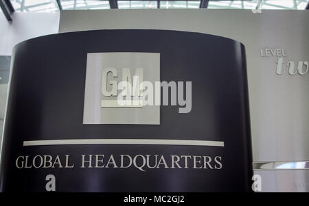 General Motors sedi nel mondo segno e il logo presso il centro del Rinascimento nel centro di Detroit, Michigan. GM è uno dei mondi più grandi datori di lavoro. Foto Stock