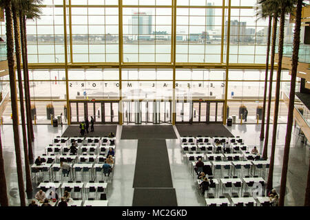 Interno di Detroit, Michigan Renaissance Center come visto dall'interno dell'atrio di vetro. Le torri sono la sede mondiale per General Motors. Foto Stock