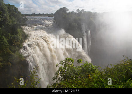 Il diavolo è la cataratta a Victoria Falls (Mosi-oa-Tunya) al confine dello Zimbabwe e Zambia. Foto Stock