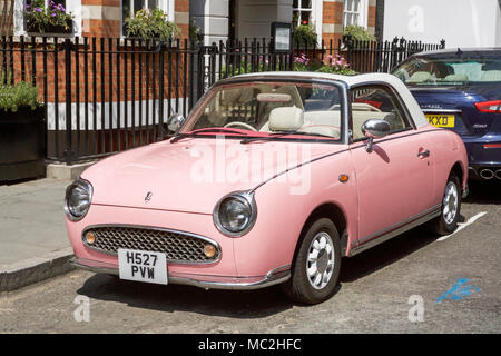 Una rosa Nissan Figaro auto. Foto Stock