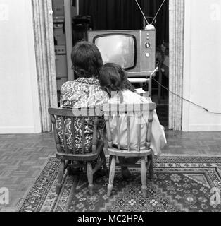 Due giovani bambini guardare la TV prima di andare a letto-TEMPO NEL REGNO UNITO, c1967. Fotografia di Tony Henshaw Foto Stock