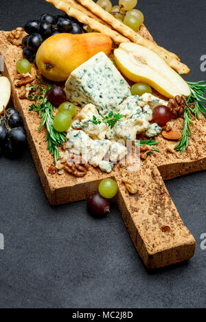 Pere e formaggio sul tagliere di legno Foto Stock