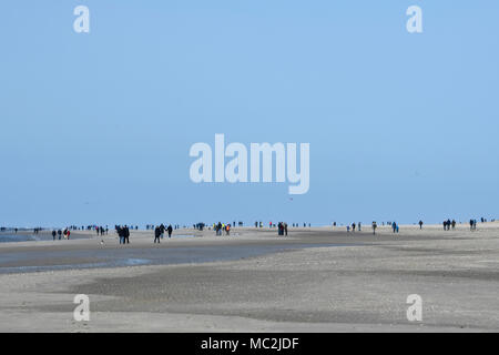 La gente sulla spiaggia a Blavand in Jutland, Danimarca. Foto Stock