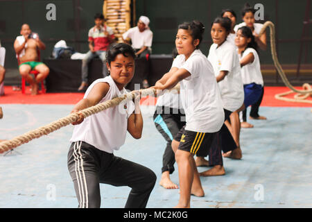 Guwahati (India). Xii Apr, 2018. I giocatori in azione nel gioco tradizionale di Assam "Rosi Tona Khel" ( corda tirando) durante il gioco indigeni Festival. "Rosi Tona Khel" ( corda tirando) è uno sport che mette direttamente due squadre contro ogni e tirare le estremità opposte di una corda con l obiettivo di portare la corda in una certa distanza sulla forza della squadra avversaria pull del. Credito: David Talukdar/Pacific Press/Alamy Live News Foto Stock