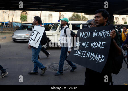 Kolkata, India. Xi Apr, 2018. Il personale dei media prendere parte in una silenziosa rally per protestare contro il recente incidente di attacco sulla persona di media. Credito: Saikat Paolo/Pacific Press/Alamy Live News Foto Stock