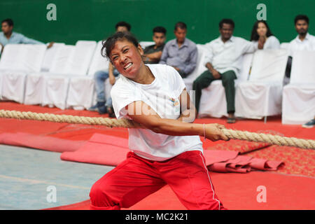 Guwahati (India). Xii Apr, 2018. I giocatori in azione nel gioco tradizionale di Assam "Rosi Tona Khel" ( corda tirando) durante il gioco indigeni Festival. "Rosi Tona Khel" ( corda tirando) è uno sport che mette direttamente due squadre contro ogni e tirare le estremità opposte di una corda con l obiettivo di portare la corda in una certa distanza sulla forza della squadra avversaria pull del. Credito: David Talukdar/Pacific Press/Alamy Live News Foto Stock