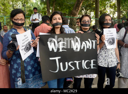 Kolkata, India. Xi Apr, 2018. Il personale dei media prendere parte in una silenziosa rally per protestare contro il recente incidente di attacco sulla persona di media. Credito: Saikat Paolo/Pacific Press/Alamy Live News Foto Stock