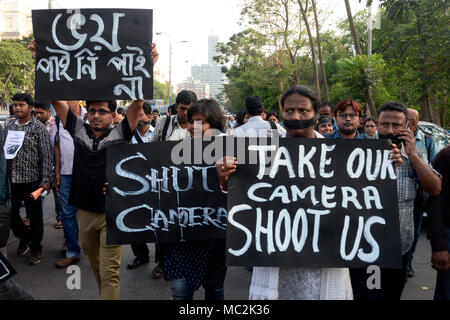 Kolkata, India. Xi Apr, 2018. Il personale dei media prendere parte in una silenziosa rally per protestare contro il recente incidente di attacco sulla persona di media. Credito: Saikat Paolo/Pacific Press/Alamy Live News Foto Stock