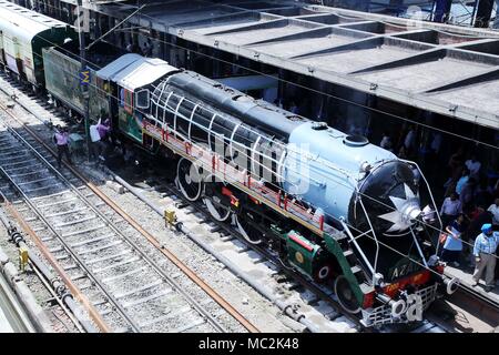 New Delhi, India. 13 Maggio, 2018. WP 7200 Motore di Vapore 1947 locomotiva passeggero via di corsa durante il tour speciale da New Delhi a Delhi di giunzione e ferroviarie indiane celebrare la 63ª Settimana ferroviaria 2018 appositamente- abili i bambini a fare un giro sul treno del patrimonio Credito: Jyoti Kapoor/Pacific Press/Alamy Live News Foto Stock