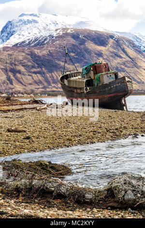 Il relitto della MV Dayspring barca con il Ben Nevis dietro, Corpach, Fort William, Inverness, Highlands scozzesi, Scotland, Regno Unito in Marzo Foto Stock