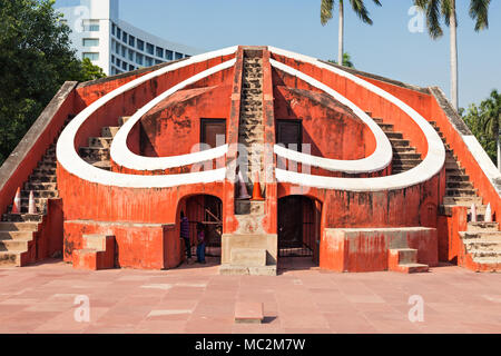 Il Jantar Mantar si trova nella parte moderna della città di New Delhi, India Foto Stock