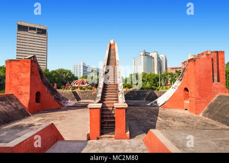 Il Jantar Mantar si trova nella parte moderna della città di New Delhi, India Foto Stock