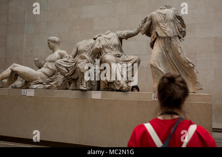 I visitatori ammirano la scultura dell'antico Partenone greco (Elgin) metope marmoree nel British Museum, l'11 aprile 2018, a Londra, in Inghilterra. Foto Stock