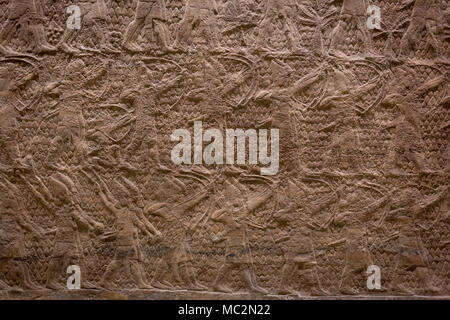 Un dettaglio di una antica Chiesa Assira pannello stone carving (700-692BC) mostra arcieri che attacca la città di Lachis vicino a Gerusalemme, nel British Museum, il 11 aprile 2018, a Londra, in Inghilterra. Il rilievo è stato creato per le pareti del grande palazzo del re assiro, Sennàcherib a Ninive. Tali scene hanno dimostrato le conseguenze di ribellarci contro l'Impero Assiro. Sennacherib viene mostrato come un re invincibile presiedere una perfetta vittoria. Foto Stock