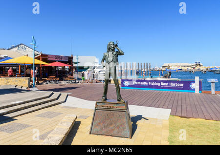 Fremantle Fishing Boat Harbour con Bon Scott scultura, Fremantle, Australia occidentale, Australia Foto Stock