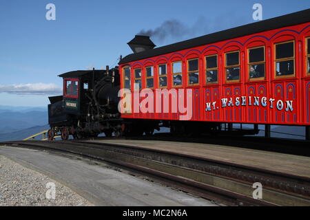 Pignone e cremagliera spingendo locomotiva pullman fino alla montagna sul Mt. Washington Cog Railway in New Hampshire Foto Stock