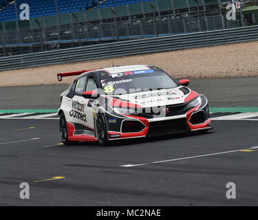 Silverstone, Towcester, Northamptonshire, Inghilterra, domenica 1 aprile 2018. Finlay Crocker, Honda Civic Type R TCR, nella sessione inaugurale del TCR UK weekend di gara Foto Stock