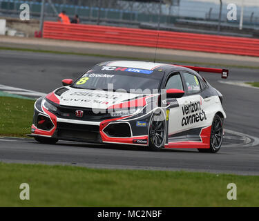 Silverstone, Towcester, Northamptonshire, Inghilterra, domenica 1 aprile 2018. Finlay Crocker, Honda Civic Type R TCR, nella sessione inaugurale del TCR UK weekend di gara Foto Stock