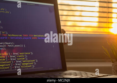 PHP back-end codice. HDR shot. Programmazione di computer il codice sorgente. Schermo astratto di web developer. La tecnologia digitale background moderno Foto Stock