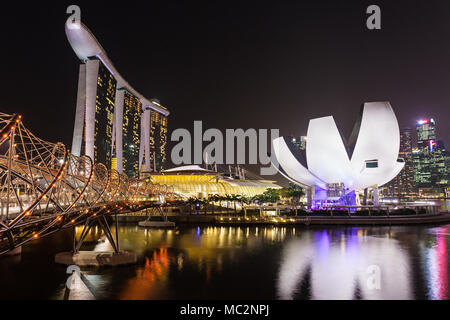 SINGAPORE - Ottobre 16, 2014: Marina Bay Sands e Helix Bridge al tramonto. Foto Stock