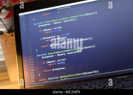 PHP back-end codice. Programmazione di computer il codice sorgente. Schermo astratto di web developer. La tecnologia digitale background moderno. Il codice è creato da mysel Foto Stock
