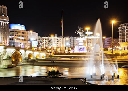 SKOPJE, MACEDONIA - 29 Maggio: Macedonia Square è la piazza principale di Skopje a maggio, 29, 2013, Skopje, Macedonia. Foto Stock