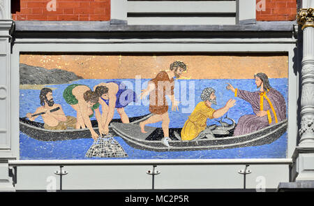 Londra, Inghilterra, Regno Unito. San Pietro Chiesa italiana, Clerkenwell Rd. Dettaglio della facciata - mosaico. Gesù la pesca (Giovanni 21) Foto Stock