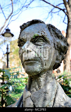 Londra, Inghilterra, Regno Unito. Busto commemorativo (da Marcelle Quinton; 1980) di Bertrand Russell (1872-1970; il filosofo) in Red Lion Square Foto Stock