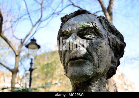 Londra, Inghilterra, Regno Unito. Busto commemorativo (da Marcelle Quinton; 1980) di Bertrand Russell (1872-1970; il filosofo) in Red Lion Square Foto Stock