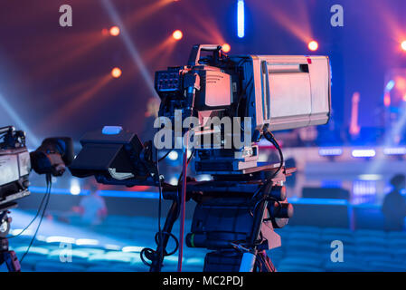 Professional telecamera con una lente di grandi dimensioni sul treppiede durante la registrazione del concerto Foto Stock