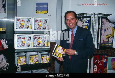 Lutz Behrend bei der Eröffnung einer Roy-Lichtenstein Retrospektive im Haus der Kunst di Monaco di Baviera, Deutschland 1994. Lutz Behrend all apertura di un Roy Lichtenstein mostra retrospettiva al Haus der Kunst di Monaco di Baviera, Germania 1994. Foto Stock