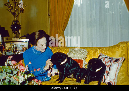 Wallis Simpson, Herzogin von Windsor, mit ihren Hunden in ihrem Haus in Bois de Boulogne, Parigi, Frankreich 1974. La Duchessa di Windsor, Wallis Simpson, con il suo pug cani a casa sua in Bois de Bouologne vicino a Paris, Francia 1974. Foto Stock