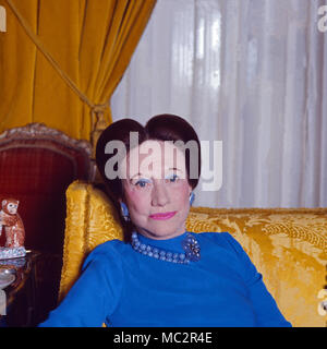 Wallis Simpson, Herzogin von Windsor, in ihrem Haus in Bois de Boulogne, Parigi, Frankreich 1974. La Duchessa di Windsor, Wallis Simpson, nella sua casa di Bois de Bouologne vicino a Paris, Francia 1974. Foto Stock