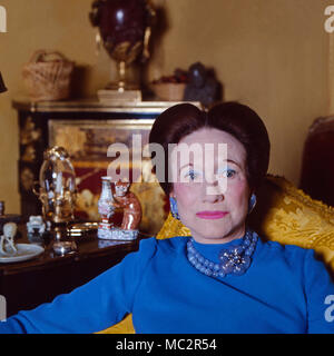 Wallis Simpson, Herzogin von Windsor, in ihrem Haus in Bois de Boulogne, Parigi, Frankreich 1974. La Duchessa di Windsor, Wallis Simpson, nella sua casa di Bois de Bouologne vicino a Paris, Francia 1974. Foto Stock