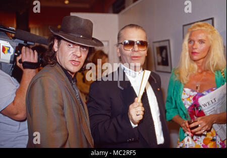 Karl Lagerfeld mit Udo Lindenberg und Gunilla von Bismarck bei der Eröffnung circuizione Boccherini Ausstellung 'Parade' im Museum für Moderne Kunst di Francoforte, Deutschland 1994. Karl Lagerfeld con il cantante Udo Lindenberg e Gunilla von Bismarck all'inaugurazione di una sua mostra fotografica "Parade' al Museum fuer Moderne Kunst di Francoforte, Germania 1994. Foto Stock