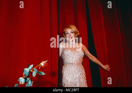 Marlene Dietrich, deutsch amerikanische Schauspielerin und Sängerin bei ihrem Abschiedskonzert im Teatro "Espace Cardin a Parigi, Frankreich 1973. American tedesco attrice e cantante Marlene Dietrich presso il suo ultimo concerto al "Espace Cardin theatre in Parigi, Francia 1973. Foto Stock