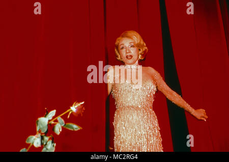 Marlene Dietrich, deutsch amerikanische Schauspielerin und Sängerin bei ihrem Abschiedskonzert im Teatro "Espace Cardin a Parigi, Frankreich 1973. American tedesco attrice e cantante Marlene Dietrich presso il suo ultimo concerto al "Espace Cardin theatre in Parigi, Francia 1973. Foto Stock