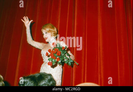 Marlene Dietrich, deutsch amerikanische Schauspielerin und Sängerin bei ihrem Abschiedskonzert im Teatro "Espace Cardin a Parigi, Frankreich 1973. American tedesco attrice e cantante Marlene Dietrich presso il suo ultimo concerto al "Espace Cardin theatre in Parigi, Francia 1973. Foto Stock